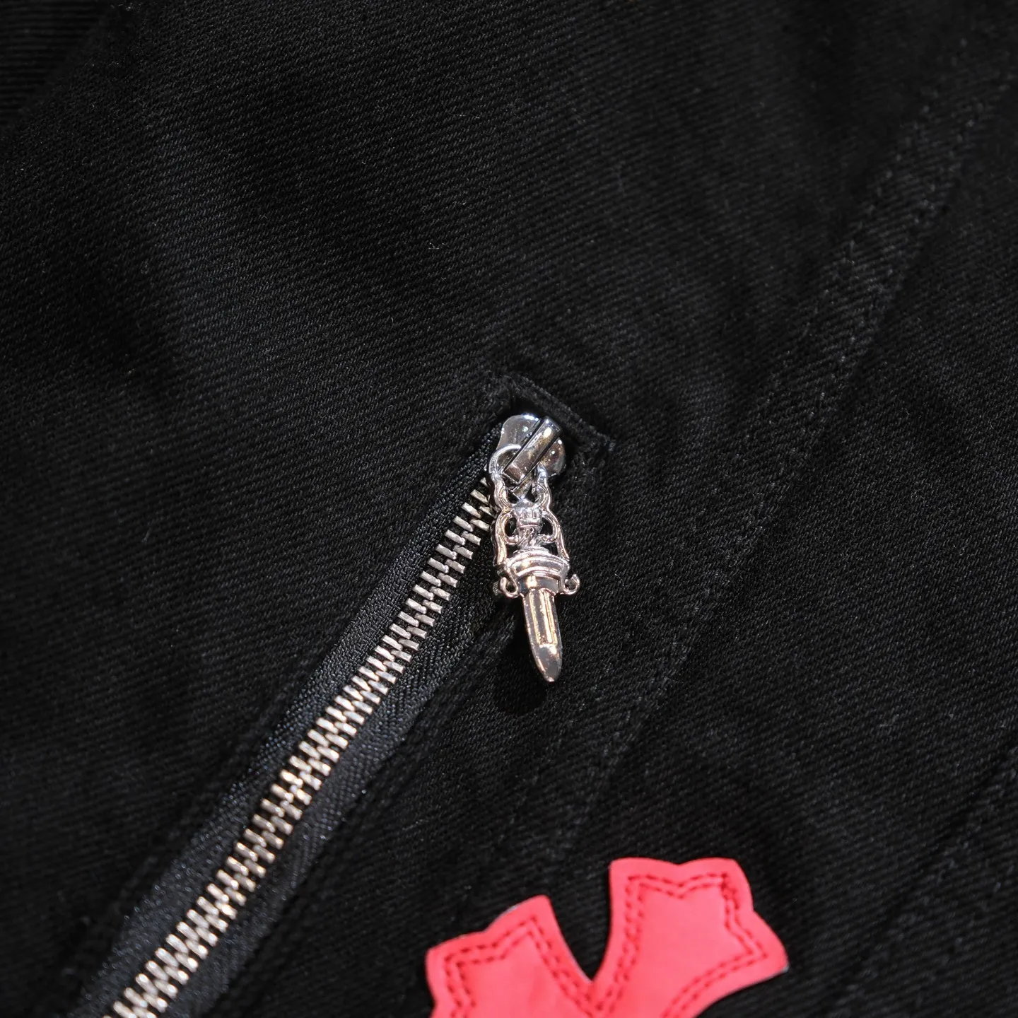 P340 ChromeHearts CH ChromeHearts Lamb Wool Collar Jacket Black Denim Jacket Colorful Cross Patchwork Leather Suede Lamb Wool Lining Fashionable and Personalized Super versatile and good-looking denim jacket Suitable for both men and women A must-have item Packaging Tag Collar Label Washed Wheat Complete Color: Black Size: S-XL